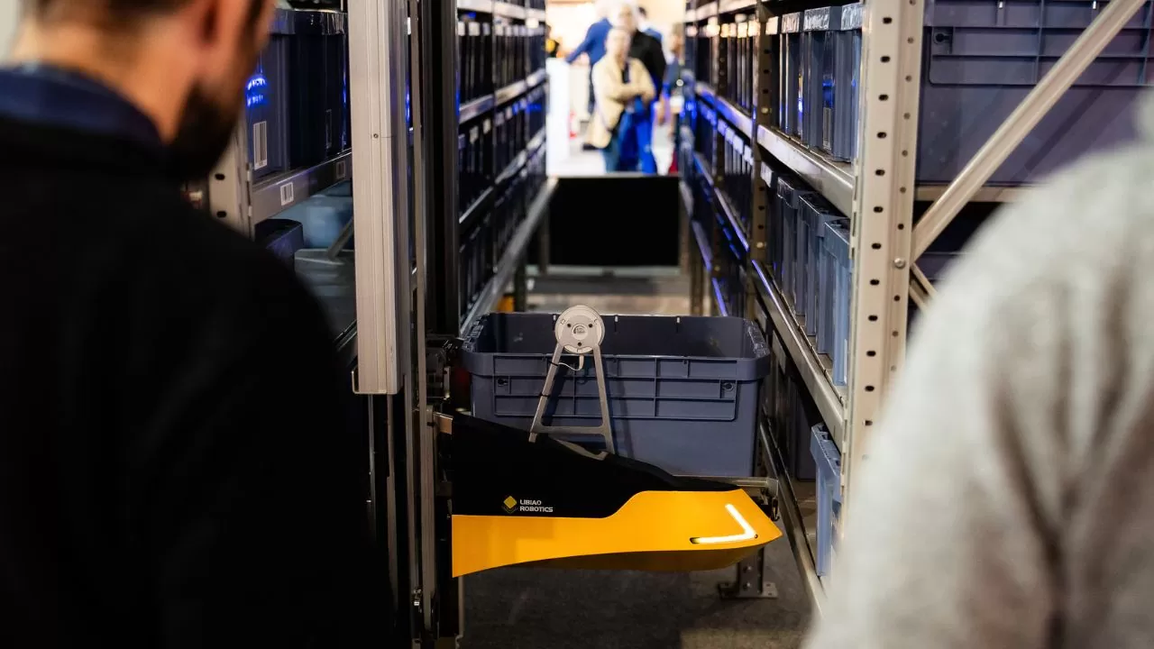 A Libiao Robotics apresentou robôs capazes de movimentar paletes nas estantes, permitindo a redução dos espaços dos corredores e a ampliação da operação sem a necessidade de novas áreas