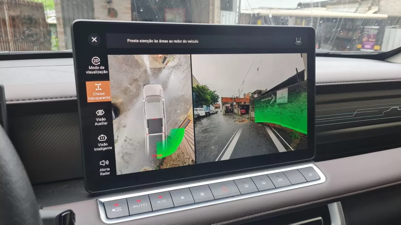 Câmera de ré e visibilidade 360 graus ajudam o motorista nas manobras Câmera de ré e visibilidade 360 graus ajudam o motorista nas manobras