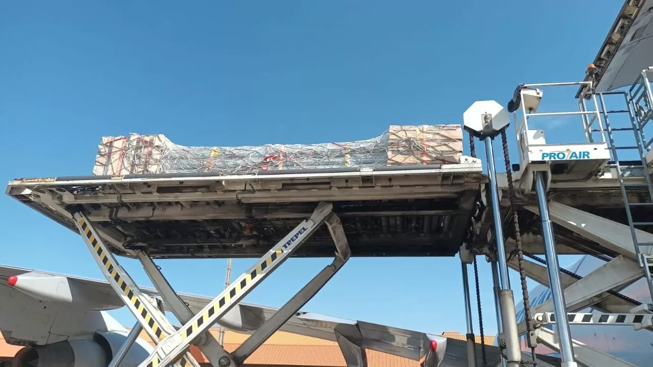 DHL transporta ponte estaiada de avião