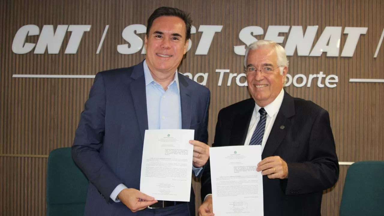 Denis Eduardo Andria, então secretário do Semob e Francisco Cristóvão, diretor presidente da NTU, respectivamente