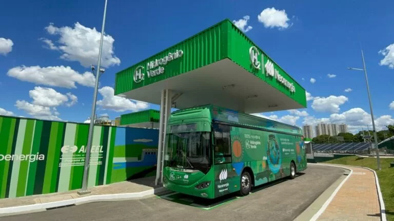 Ônibus a hidrogênio começa a operar no Brasil com viagens gratuitas