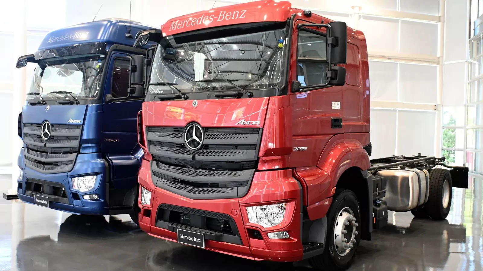 Novo Axor ganha suspensão pneumática e mira mais produtividade no transporte