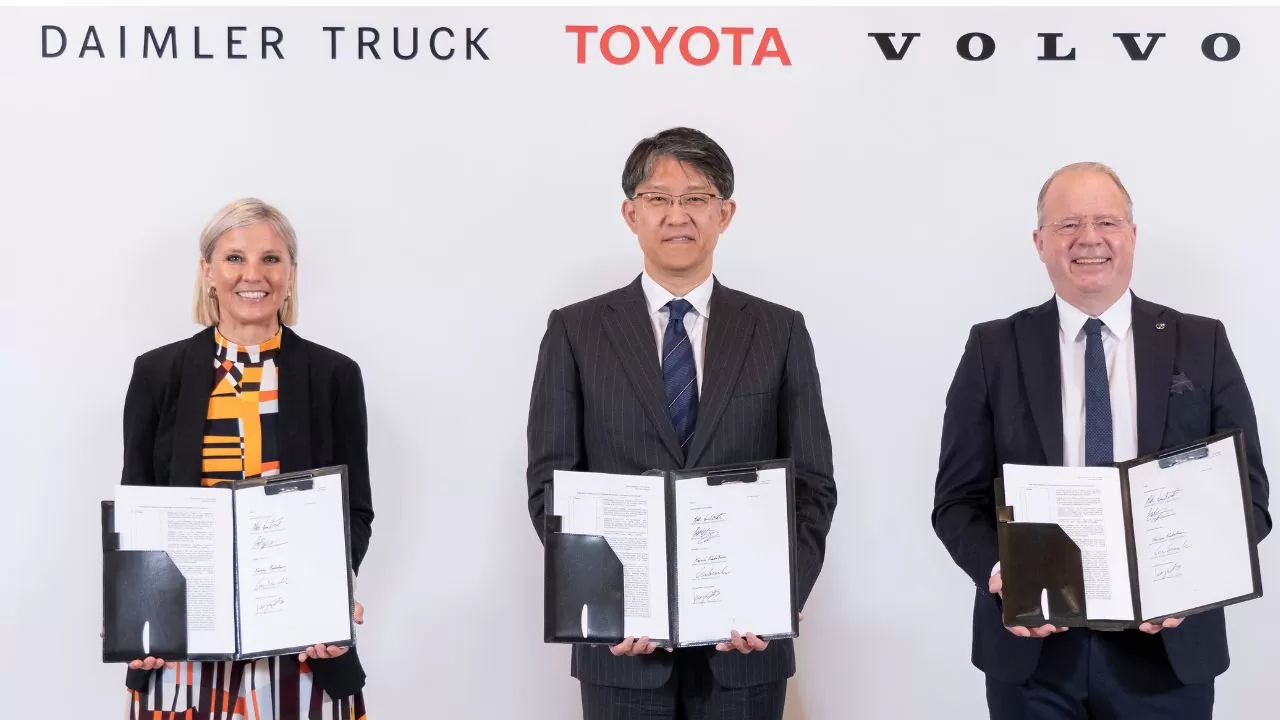 Karin Rådström, presidente e CEO da Daimler Truck; Martin Lundstedt, presidente e CEO do Volvo Group; e Koji Sato, presidente e CEO da Toyota, respectivamente