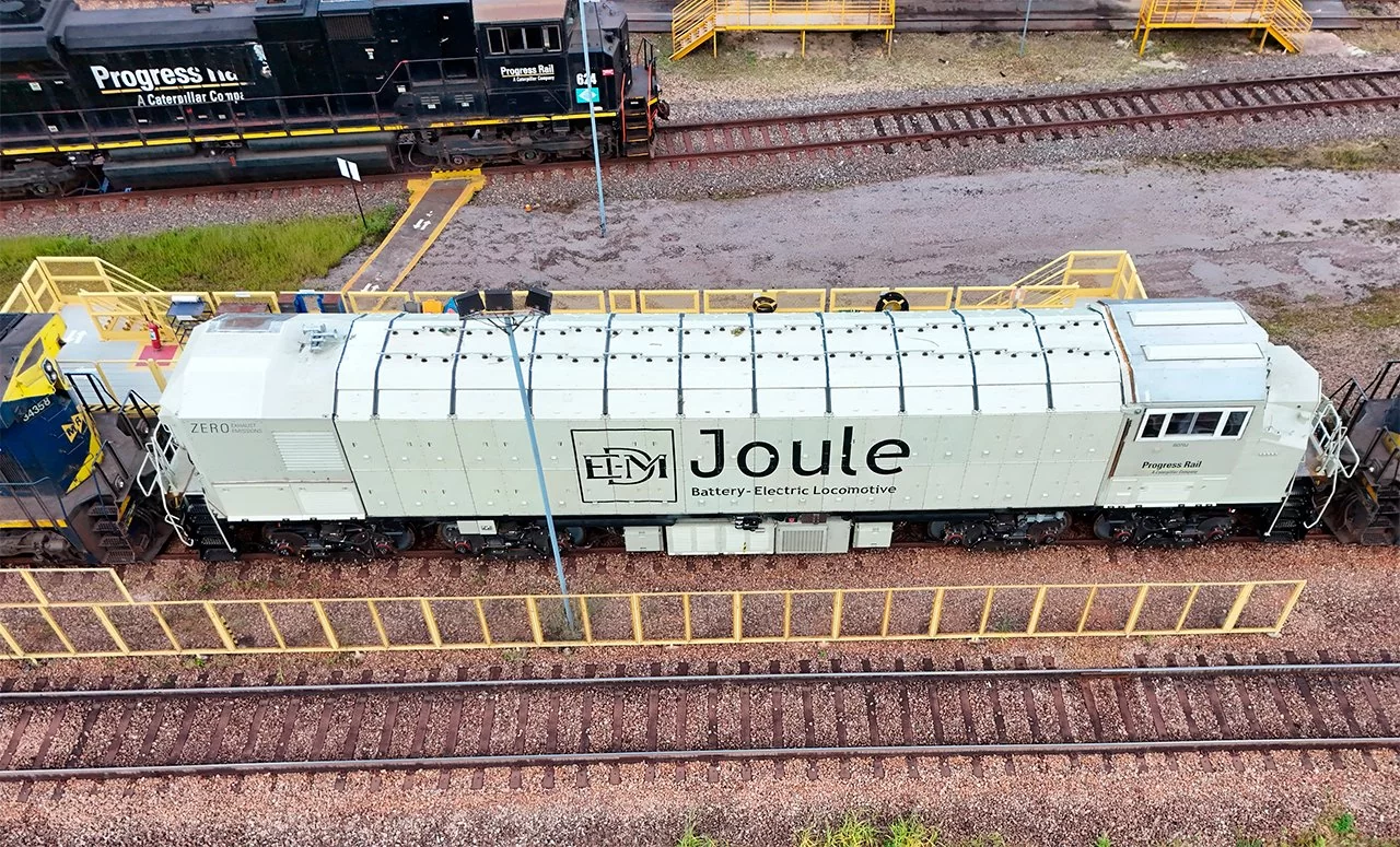 MRS Logística faz demonstração com maior locomotiva a baterias do mundo