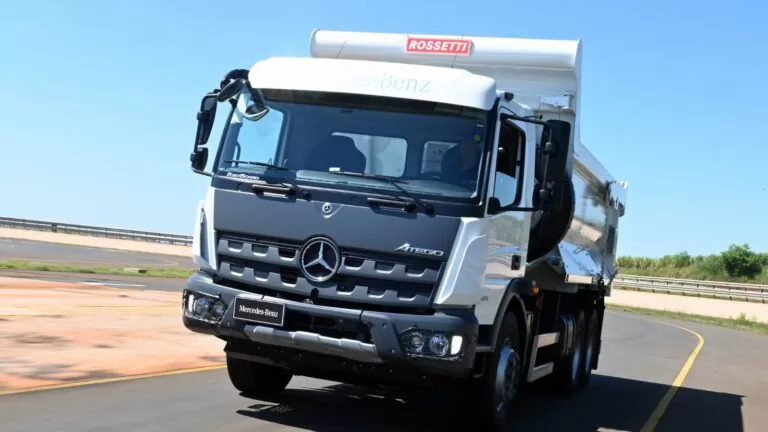 Mercedes-Benz lança novos caminhões Atego para agro e mineração na Agrishow 2026