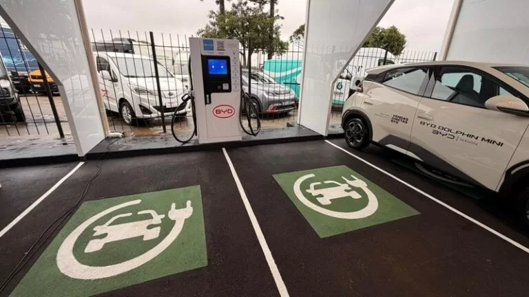 Curitiba inaugura primeiro eletroposto público da região Sul do Brasil