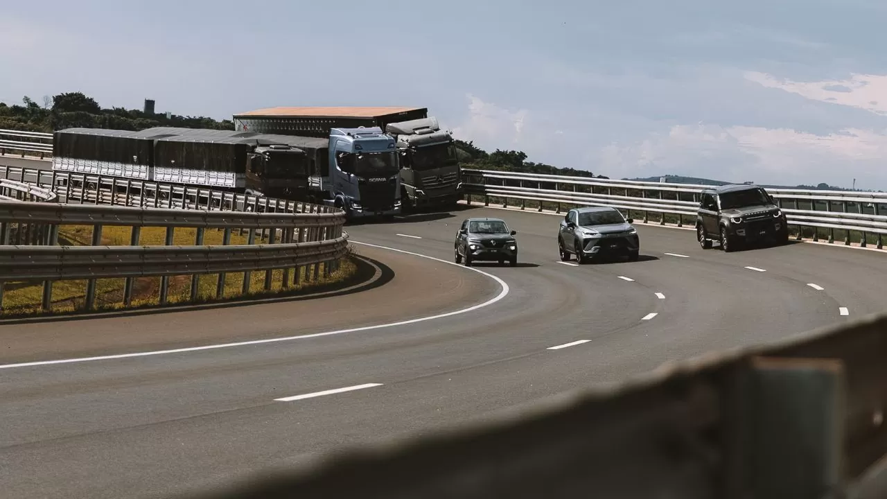 A pista oval possui três faixas de rodagem com 10 graus, 17,5 graus e 25 graus de inclinação, respectivamente A pista oval possui três faixas de rodagem com 10 graus, 17,5 graus e 25 graus de inclinação, respectivamente