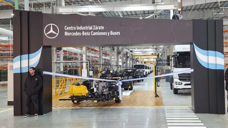 Inauguração das linhas de montagem no Mercedes Benz Caminhões e Ônibus Argentina Centro Industrial de Zárate