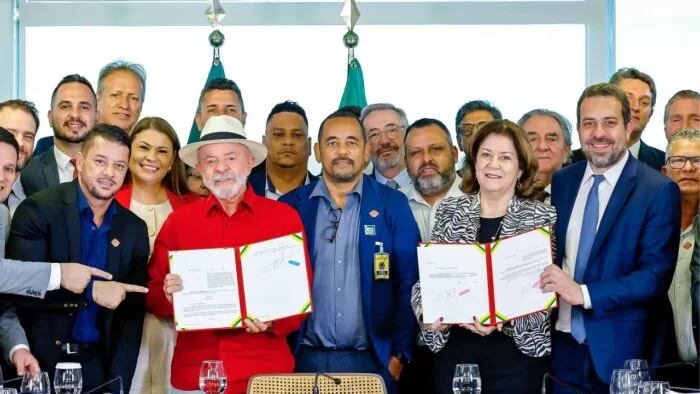 Lula assina o Move Brasil 2