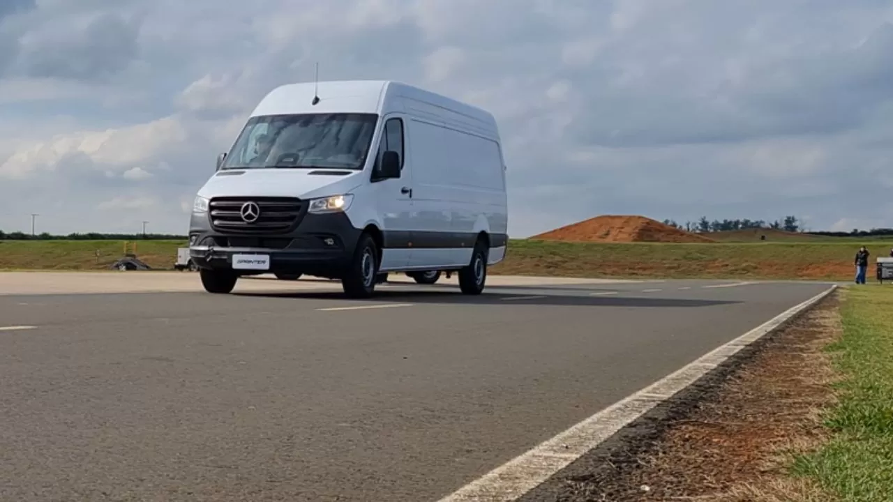 Mercedes Benz Sprinter com a caixa automática 9G Tronic Mercedes-Benz Sprinter com a caixa automática 9G Tronic