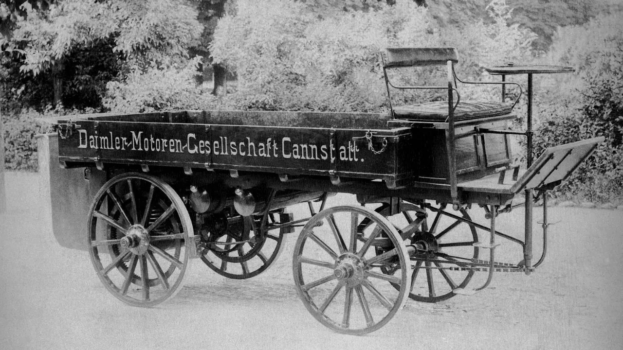 O Daimler Motor Lastwagen recebia o motor bicilíndrico Phoenix de 1,06 litros e 4 cv de potência, sendo instalado na traseira