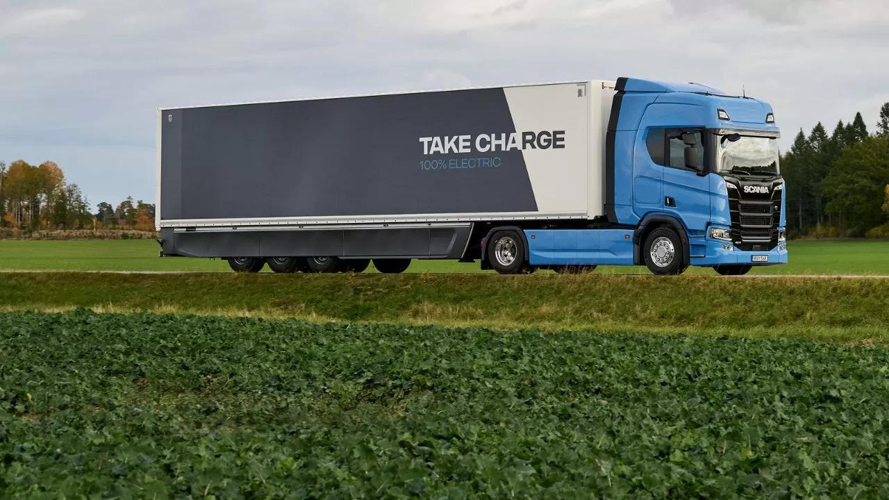 novo módulo de bateria posicionado sob a cabine dos caminhões elétricos Scania