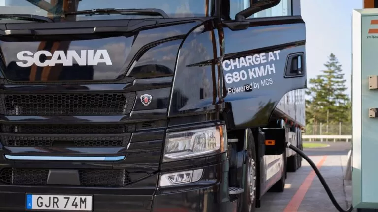 Scania testa caminhão elétrico que devolve energia à rede