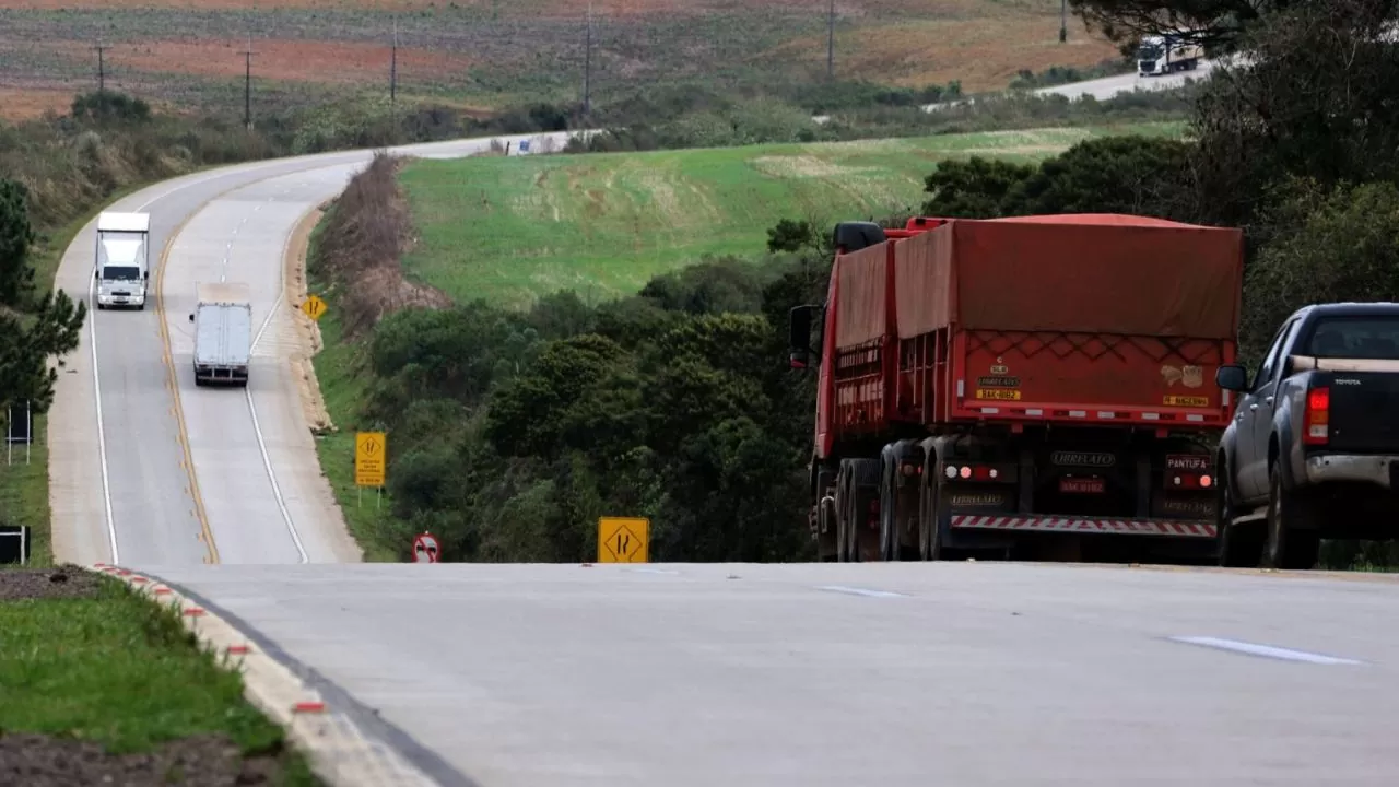 Recentemente, o governo de Mato Grosso do Sul anunciou que a MS-377, no trecho que vai do entroncamento da MS-320 até Inocência, será a primeira rodovia estadual a receber pavimento de concreto, conhecido como whitetopping. Este projeto abrange 48 km de estrada recuperada com o revestimento, já utilizado em SP, RJ, MG, MT e PR. Recentemente, o governo de Mato Grosso do Sul anunciou que a MS-377, no trecho que vai do entroncamento da MS-320 até Inocência, será a primeira rodovia estadual a receber pavimento de concreto, conhecido como whitetopping. Este projeto abrange 48 km de estrada recuperada com o revestimento, já utilizado em SP, RJ, MG, MT e PR.