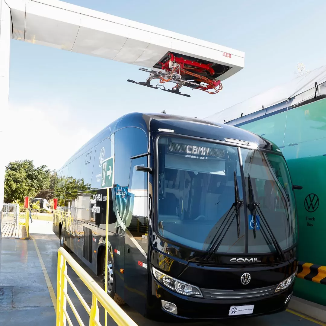 Pantógrafo faz o carregamento da bateria de NTO em demonstração da VWCO em Resende Pantógrafo faz o carregamento da bateria de NTO em demonstração da VWCO em Resende