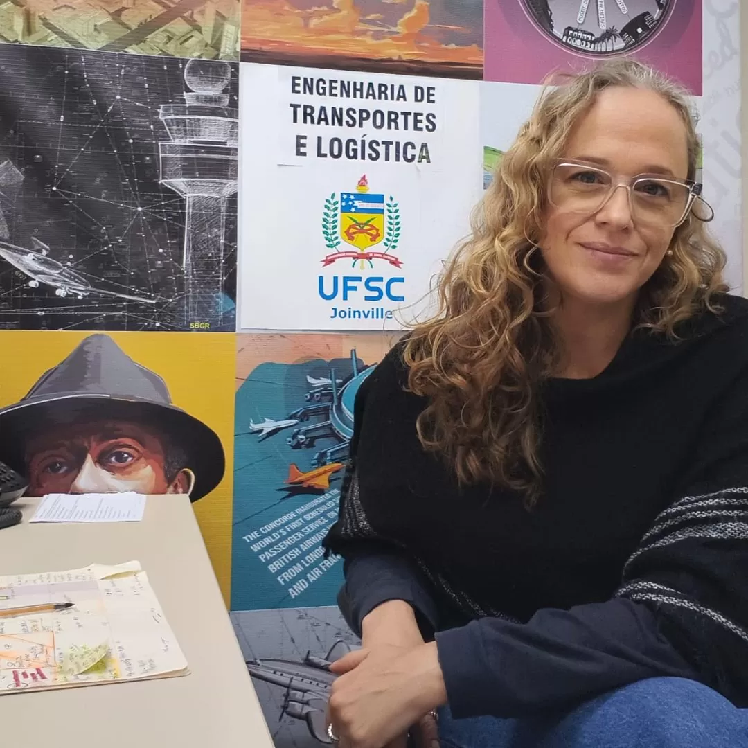 Renata Cavion, coordenadora do Curso de Engenharia de Transportes e Logística da UFSC (Gestão 2025 2027) e vice presidente da Sociedade Brasileira de Pesquisa em Transporte Aéreo (SBTA) (Gestão 2026 2027) Renata Cavion, coordenadora do Curso de Engenharia de Transportes e Logística da UFSC (Gestão 2025 2027) e vice presidente da Sociedade Brasileira de Pesquisa em Transporte Aéreo (SBTA) (Gestão 2026 2027)