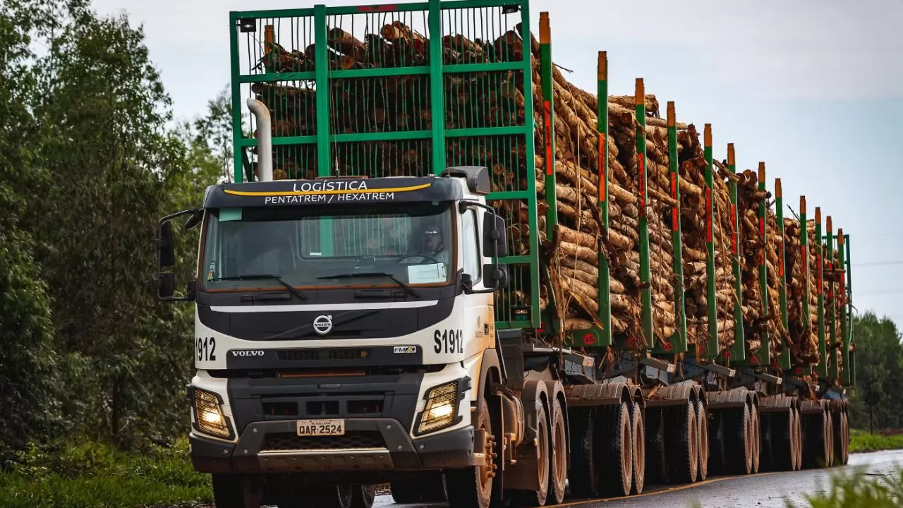 Os caminhões Volvo poderão tracionar até 250 toneladas de PBTC em composições de até 60 metros Os caminhões Volvo poderão tracionar até 250 toneladas de PBTC em composições de até 60 metros