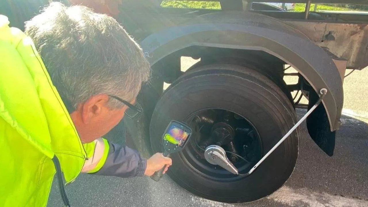 Futuramente, a inspeção poderá ser feita com os veículos circulando pela rodovia por meio de sistemas de sensoriamento mais avançados Futuramente, a inspeção poderá ser feita com os veículos circulando pela rodovia por meio de sistemas de sensoriamento mais avançados