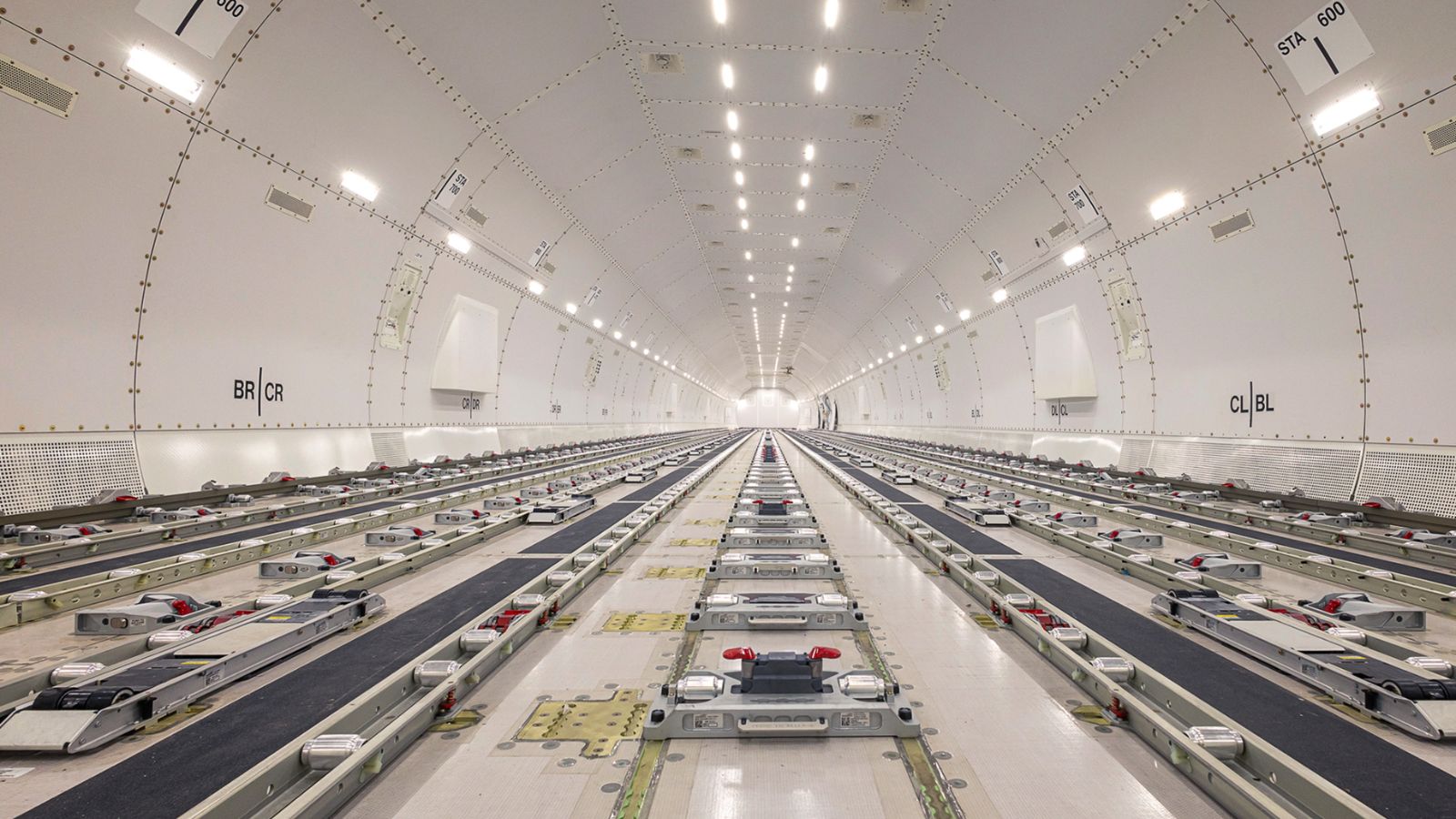 Os detalhes do Boeing 777 cargueiro convertido pela Emirates SkyCargo