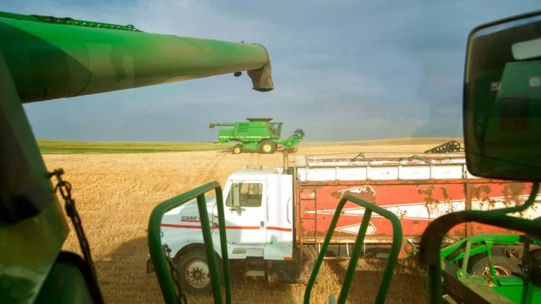 Estudo aponta alta de até 414% na carga tributária do transporte no agro; setor acende alerta