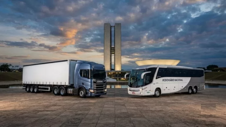Imagem meramente ilustrativa de caminhão e ônibus na frente do Congresso Nacional gerada por IA