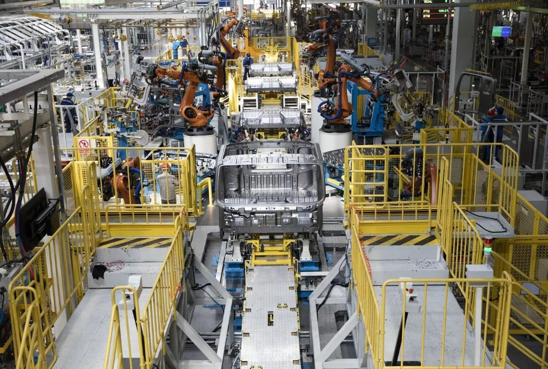 Montagem de caminhões na fábrica da Foton instalada na Província de Shandong Montagem de caminhões na fábrica da Foton instalada na Província de Shandong