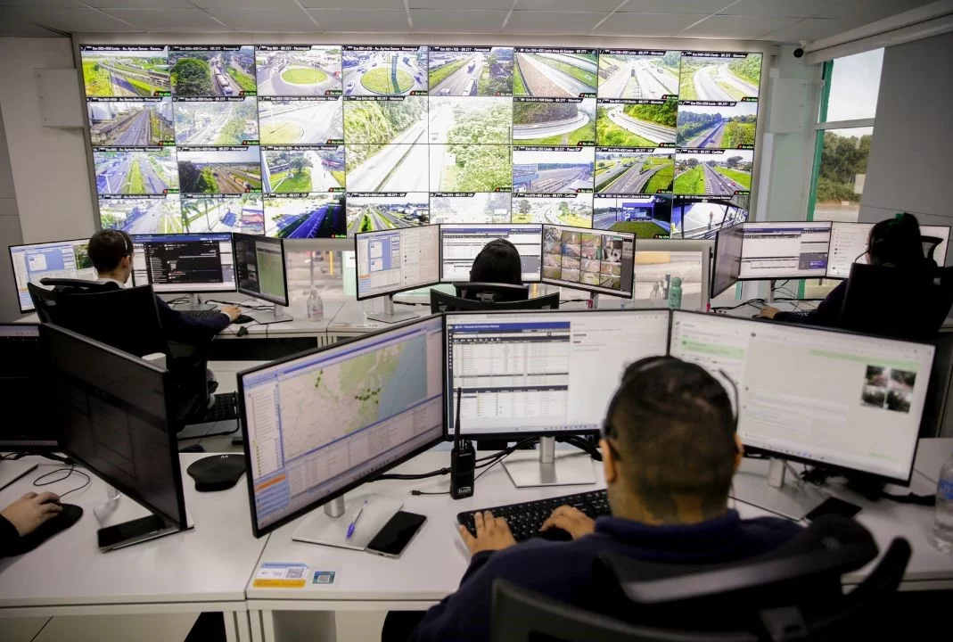 O CCR da EPR Litoral Pioneiro faz o monitoramento dos trechos de sua responsabilidade 24h por dia O CCR da EPR Litoral Pioneiro faz o monitoramento dos trechos de sua responsabilidade 24h por dia