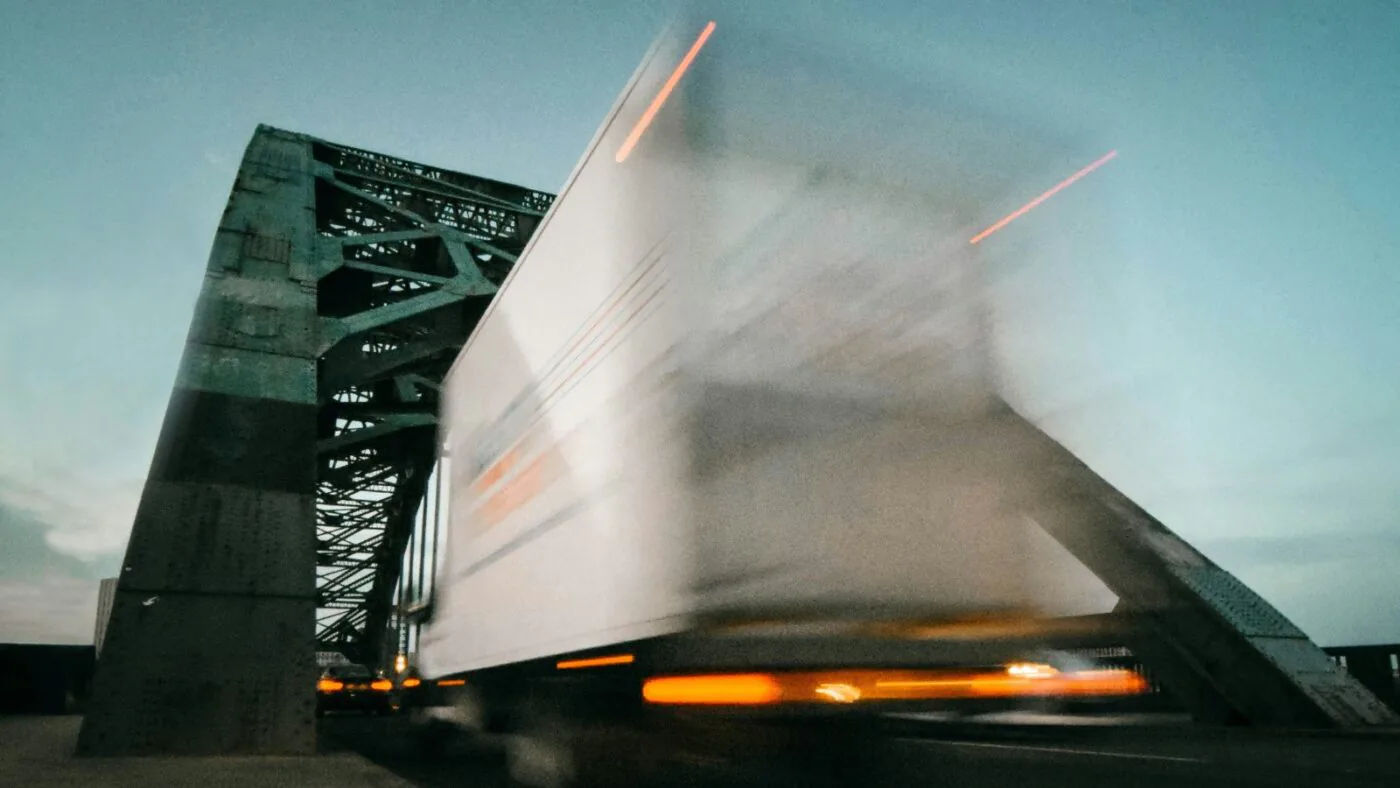 Excesso de velocidade responde por 46,8% das multas em frotas corporativas