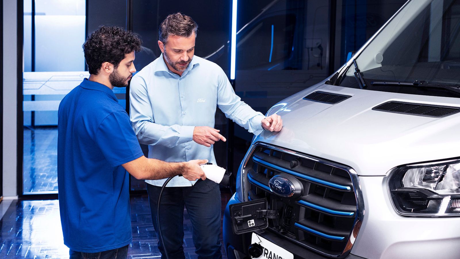 Ford lança curso gratuito para formar técnicos em veículos híbridos e elétricos