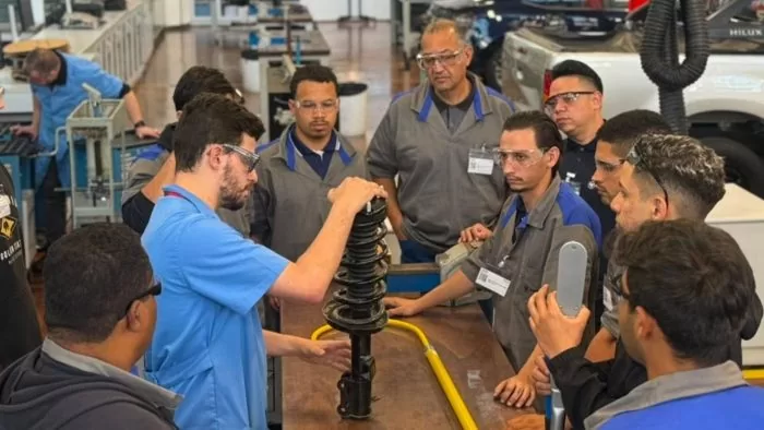 Programa da Foton com o SENAI prepara técnicos para veículos a combustão e elétricos