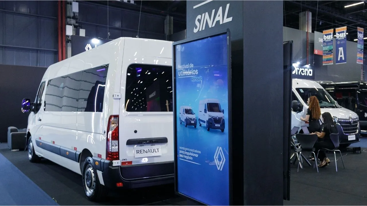 Renault Master Vitré no estande do Grupo Sinal na Lat.Bus 2026