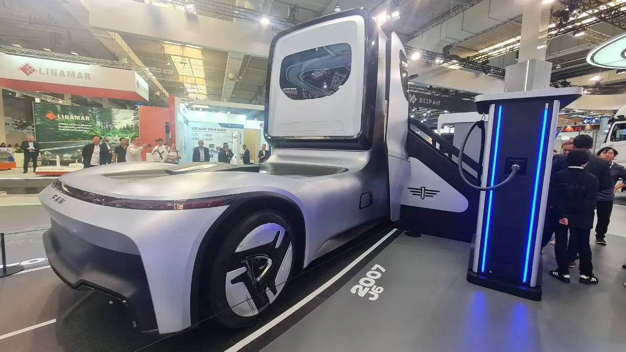 A plataforma do FAW TL.X Visionary Concept Truck pode receber motores diesel, elétrico a bateria, híbrido plug in, gás natural (CNGLNG) e célula de combustível de hidrogênio A plataforma do FAW TL.X Visionary Concept Truck pode receber motores diesel, elétrico a bateria, híbrido plug in, gás natural (CNGLNG) e célula de combustível de hidrogênio
