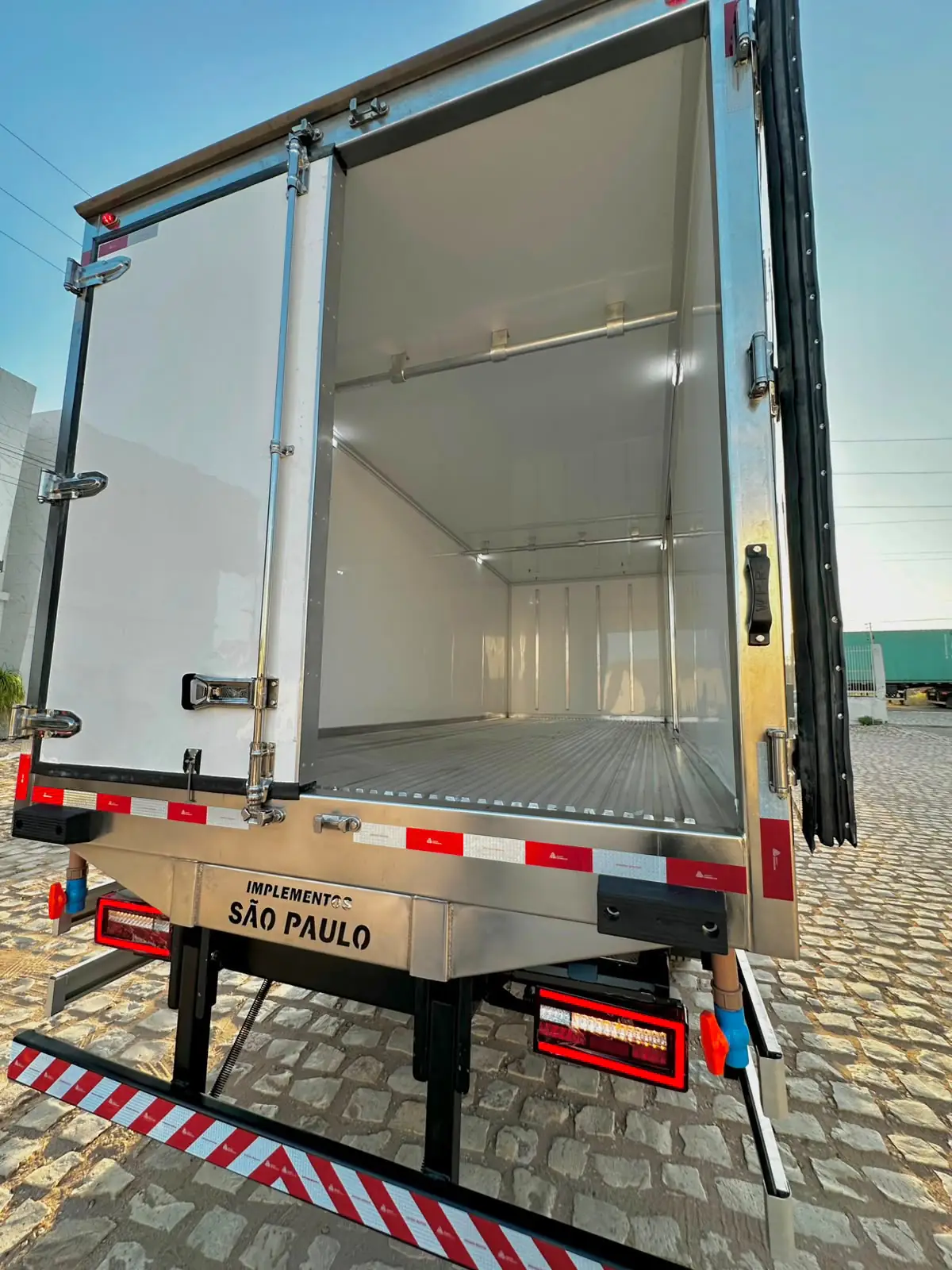 Carroceria frigorífica da Implementos São Paulo Carroceria frigorífica da Implementos São Paulo