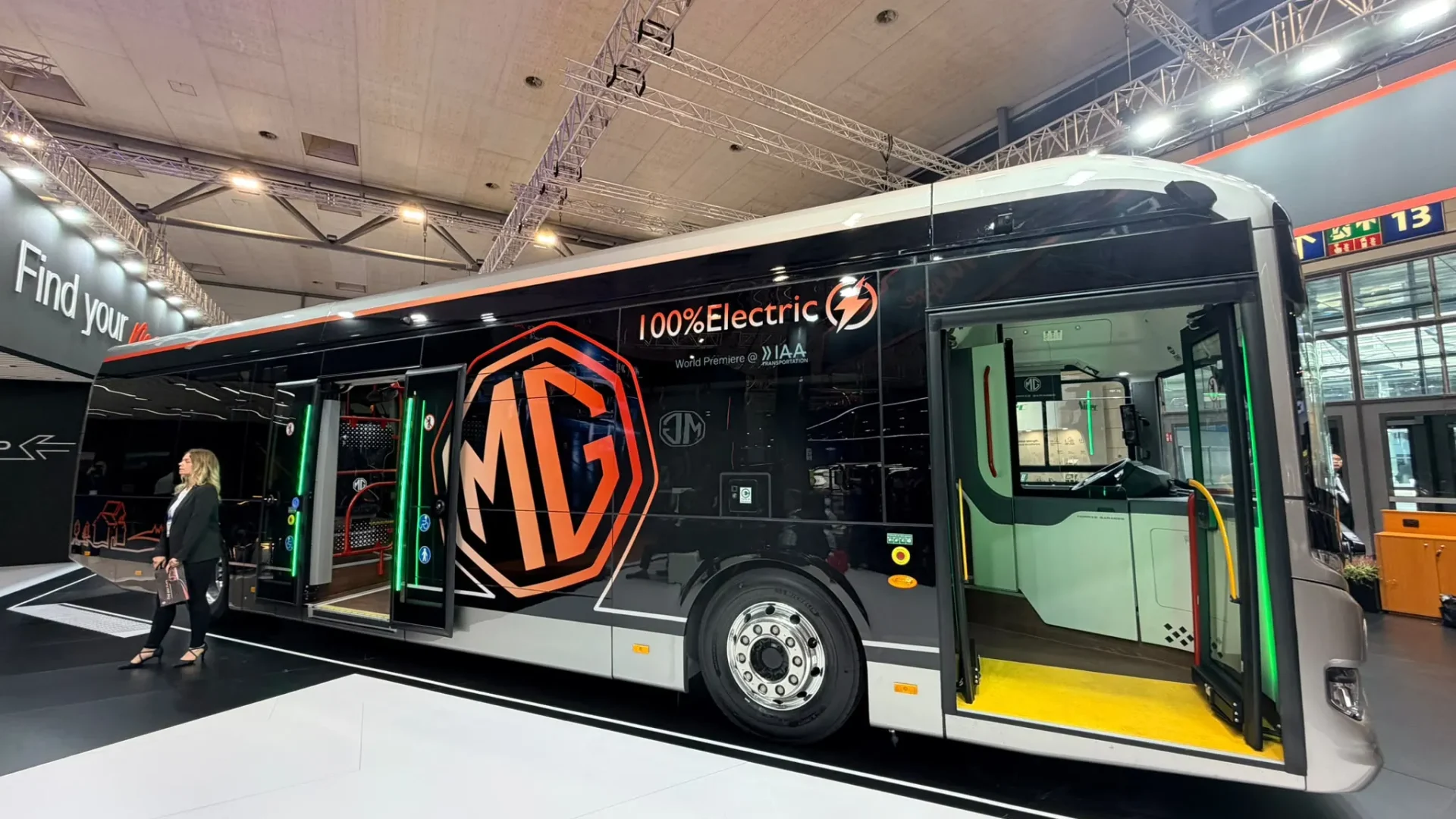 MG apresenta ônibus elétrico iEV12LE com autonomia de até 650 km na IAA 2026