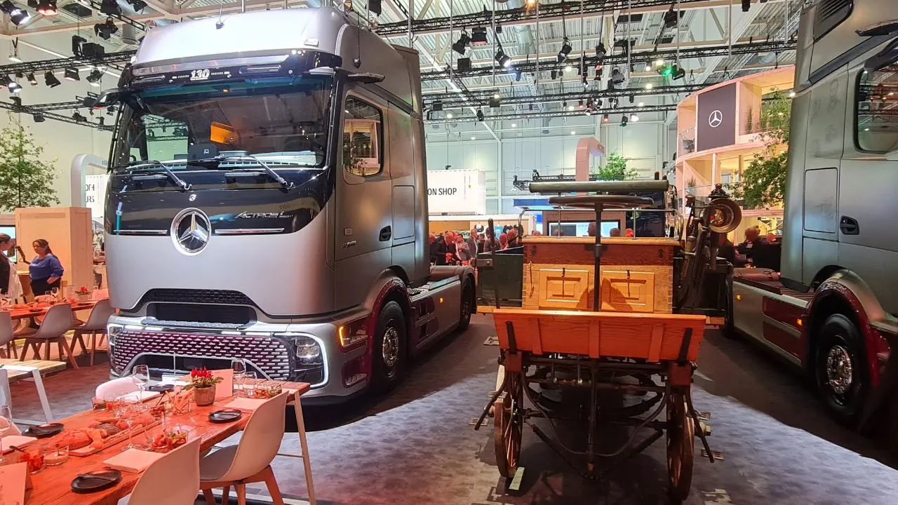 O primeiro e o mais atual caminhão Daimler Truck, lado a lado, no estande da marca na IAA O primeiro e o mais atual caminhão Daimler Truck, lado a lado, no estande da marca na IAA