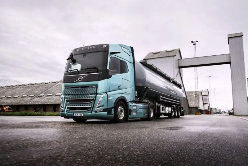 Volvo Trucks lança caminhão elétrico para combinações de até 80 toneladas