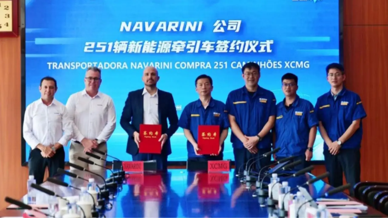 XCMG e Navarini assinam na China contrato de 251 caminhões elétricos E7 95T, maior frota da América Latina. XCMG e Navarini assinam na China contrato de 251 caminhões elétricos E7 95T, maior frota da América Latina.