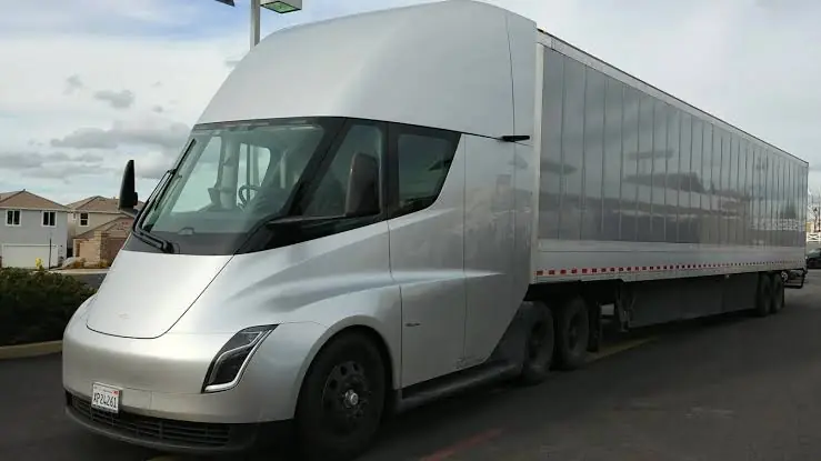 Tesla apresenta versão europeia do Semi elétrico na IAA Transportation 2026