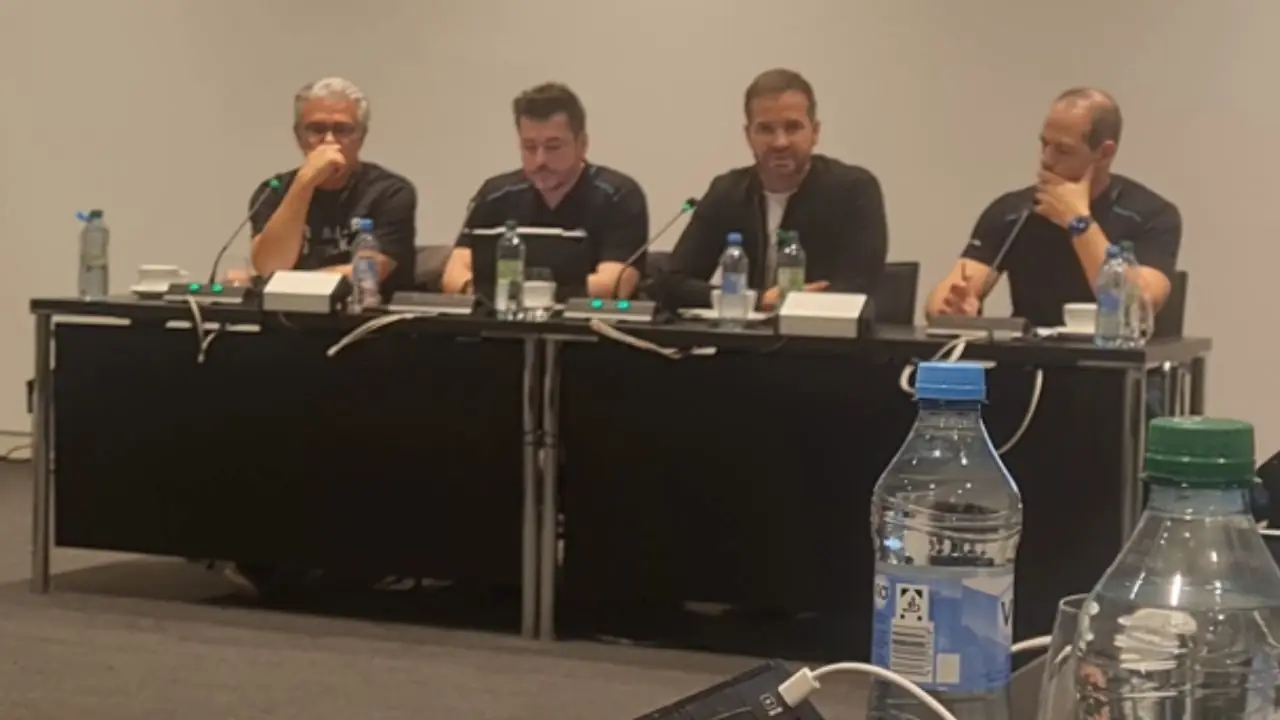 Respectivamente Luiz Carlos Moraes, diretor de Comunicação Corporativa e Relações Institucionais da Mercedes-Benz do Brasil; Denis Güven, CEO na Mercedes-Benz do Brasil; Achim Puchert, CEO Mercedes-Benz Trucks; e Jefferson Ferrarez, vp de Vendas, Marketing e Peças & Serviços de Caminhões da Mercedes-Benz do Brasil. Respectivamente Luiz Carlos Moraes, diretor de Comunicação Corporativa e Relações Institucionais da Mercedes-Benz do Brasil; Denis Güven, CEO na Mercedes-Benz do Brasil; Achim Puchert, CEO Mercedes-Benz Trucks; e Jefferson Ferrarez, vp de Vendas, Marketing e Peças & Serviços de Caminhões da Mercedes-Benz do Brasil.